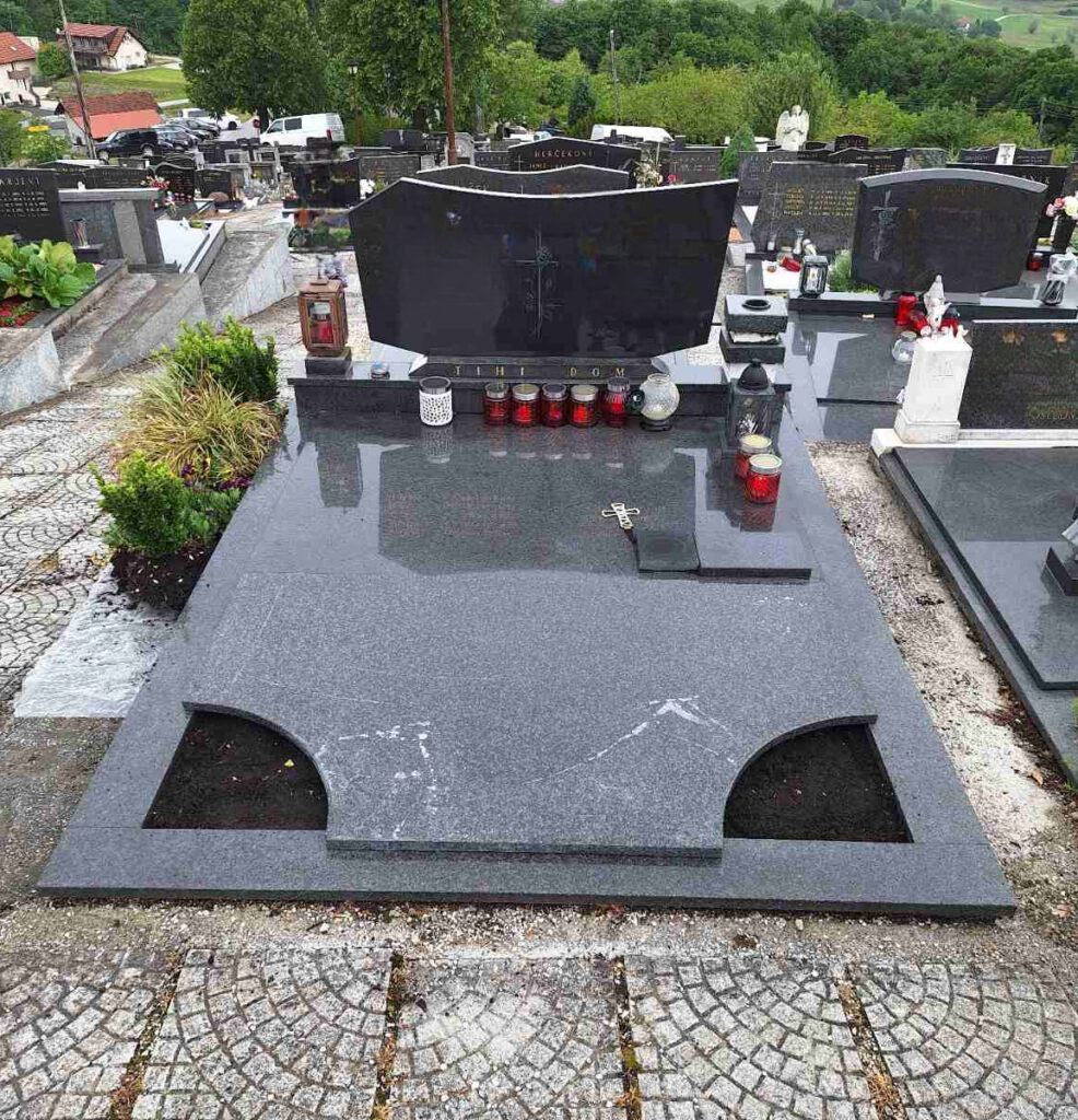 Nagrobni spomenik iz granita.